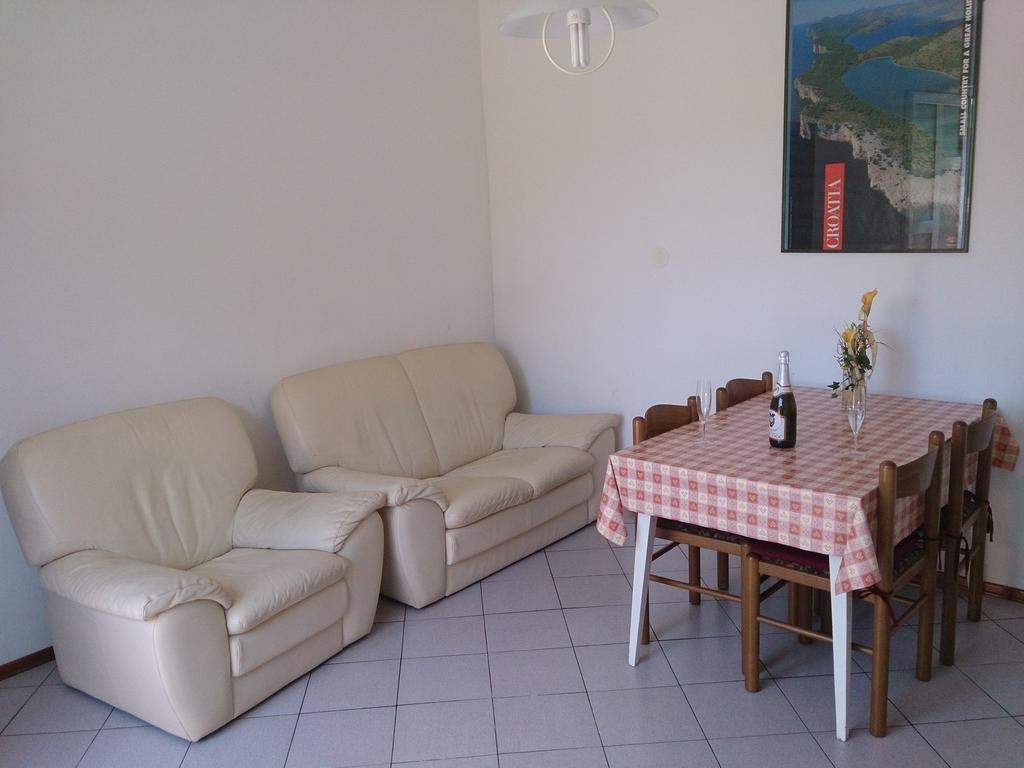 Apartments Valentino Supetarska Draga Rum bild